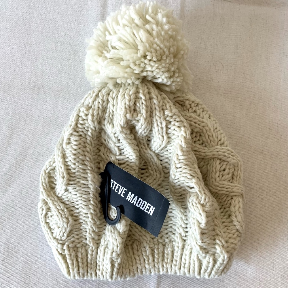 NEW Steve Madden Chunky Knot Fuzzy Pom Beret in Cream